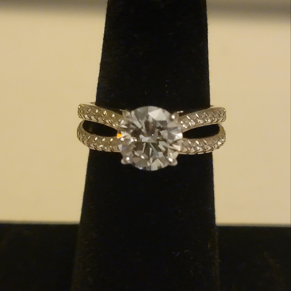 Beautiful sterling silver with cz size 5.75